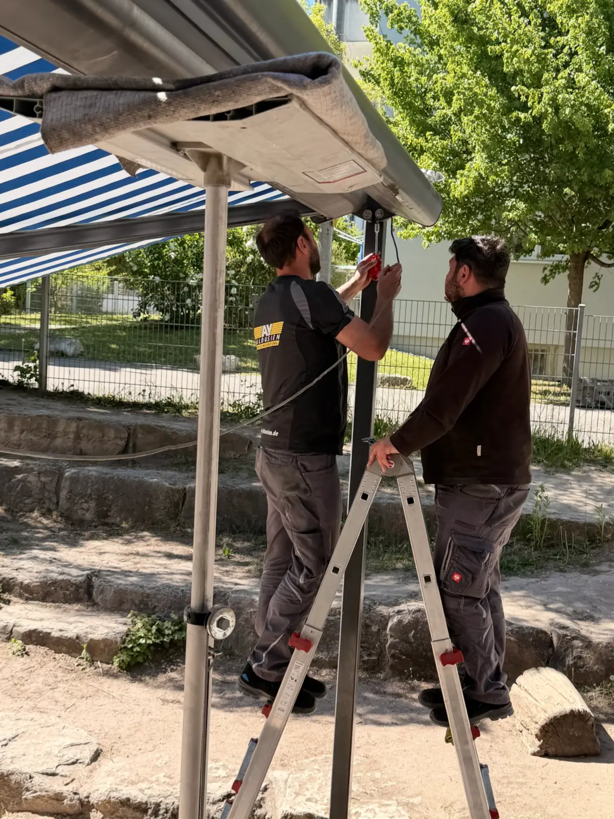 AY-Techniker bei der Markisen-Reparatur in der Region Ludwigsburg