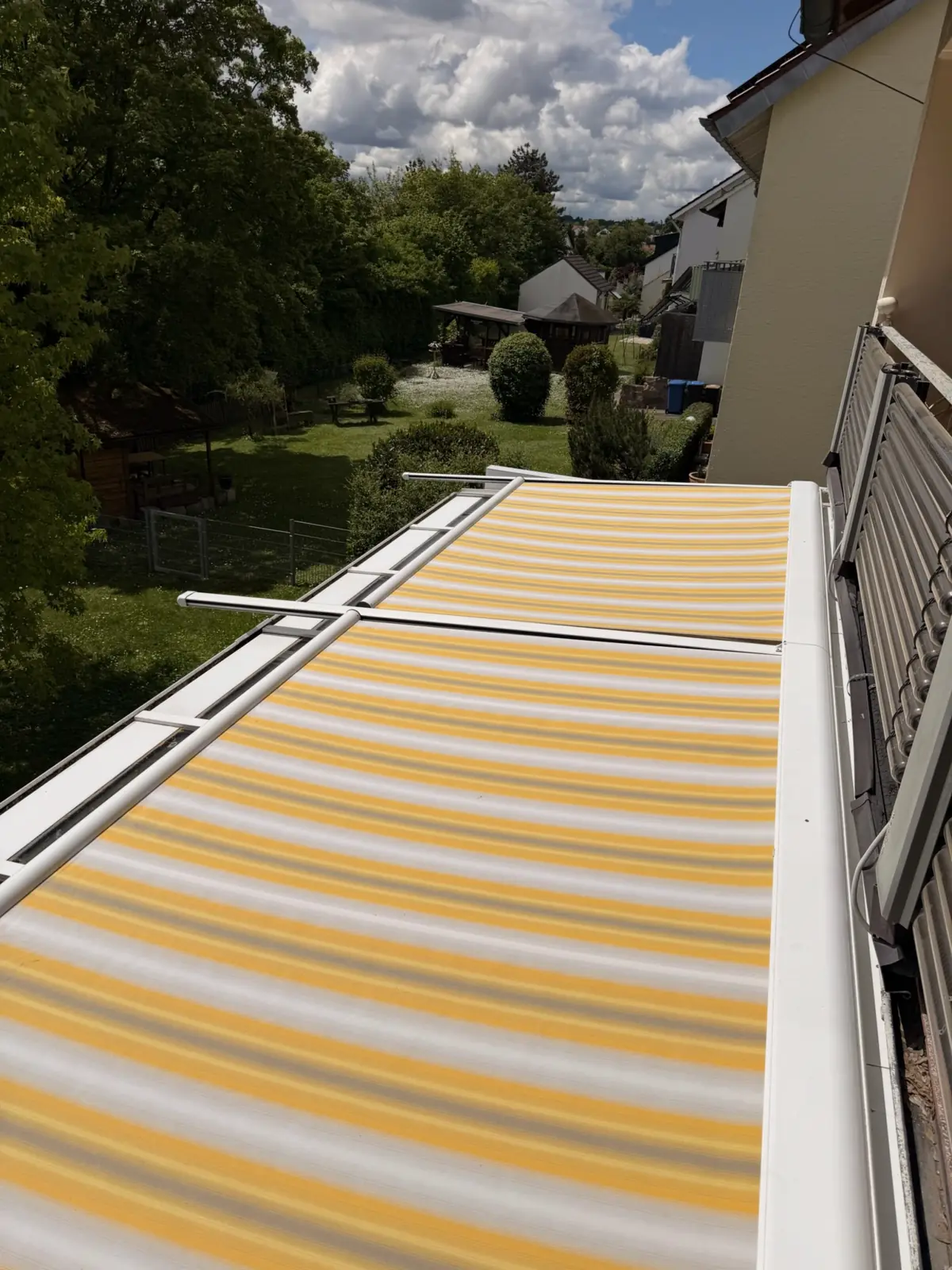 Ausgefahrene Markise spendet Schatten auf einer Terrasse