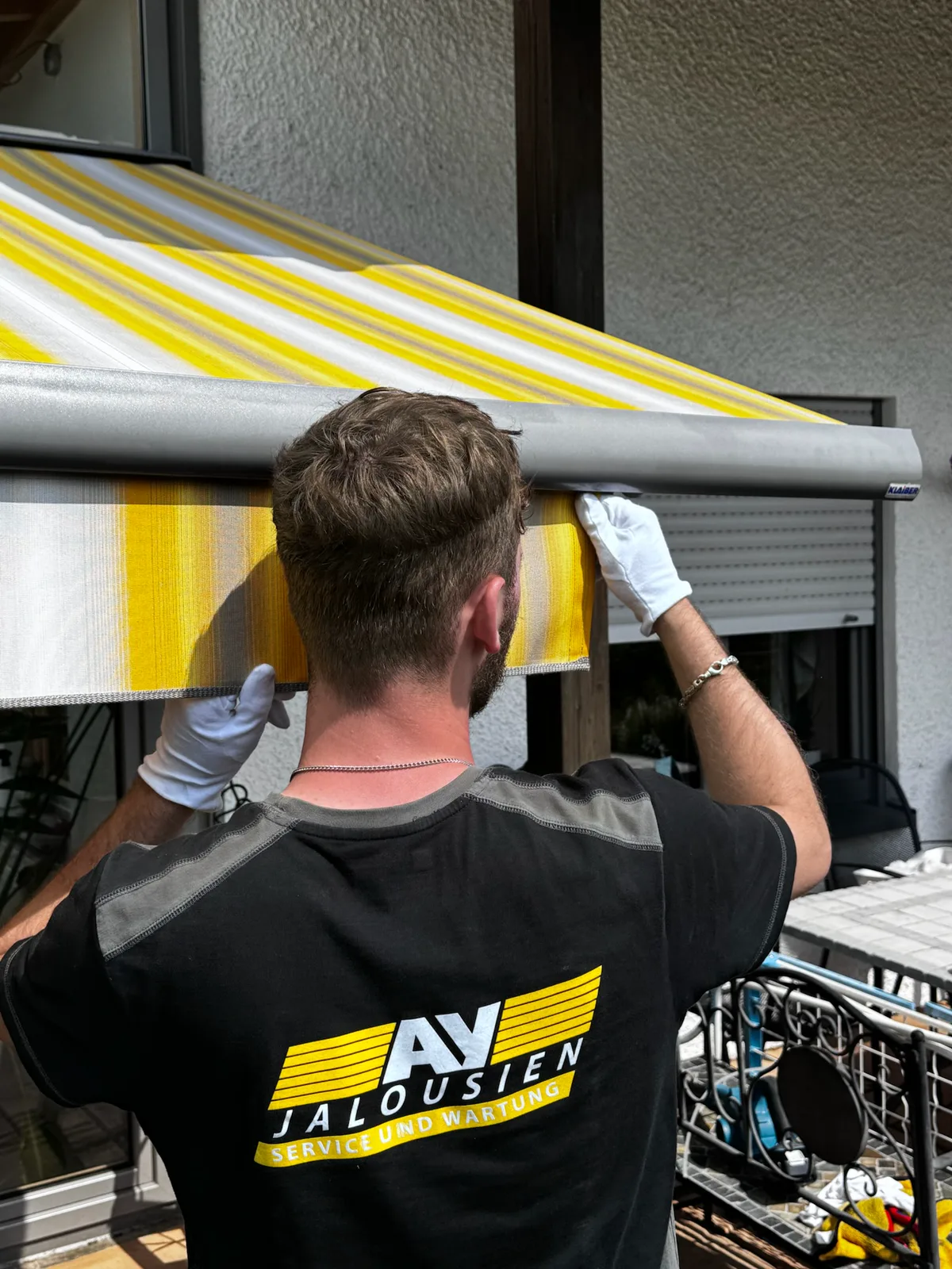 AY-Techniker bei der Markisenmontage
