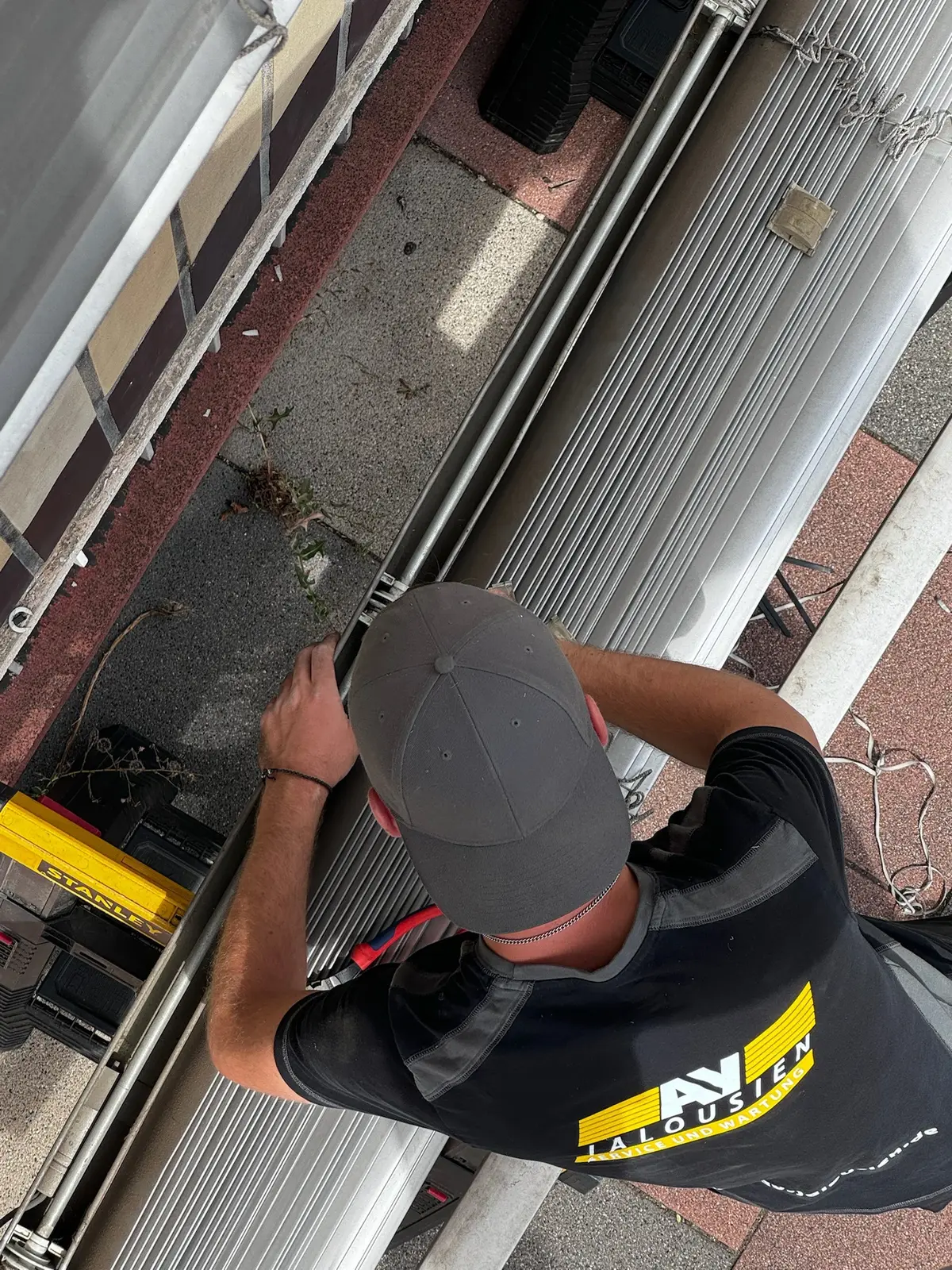 AY-Techniker bei der Raffstore-Reparatur in Stuttgart