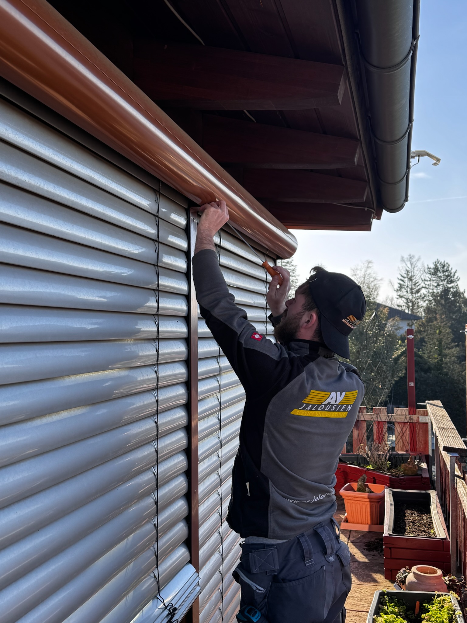 Raffstore-Techniker im Serviceeinsatz