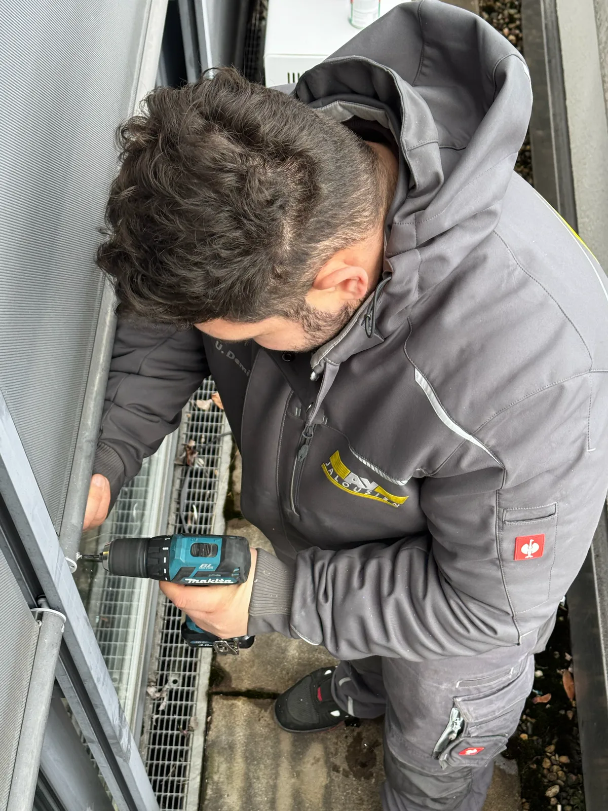 AY-Techniker bei der Reparatur einer Außenjalousie