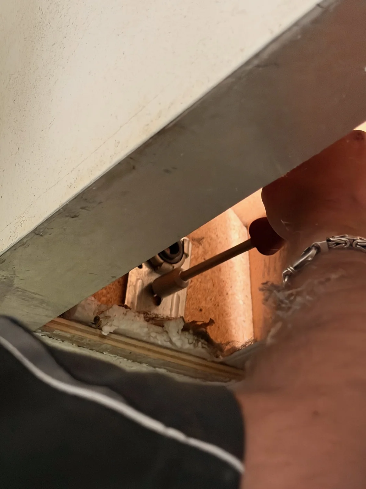 Arbeiten an der Welle im geöffneten Rollladenkasten