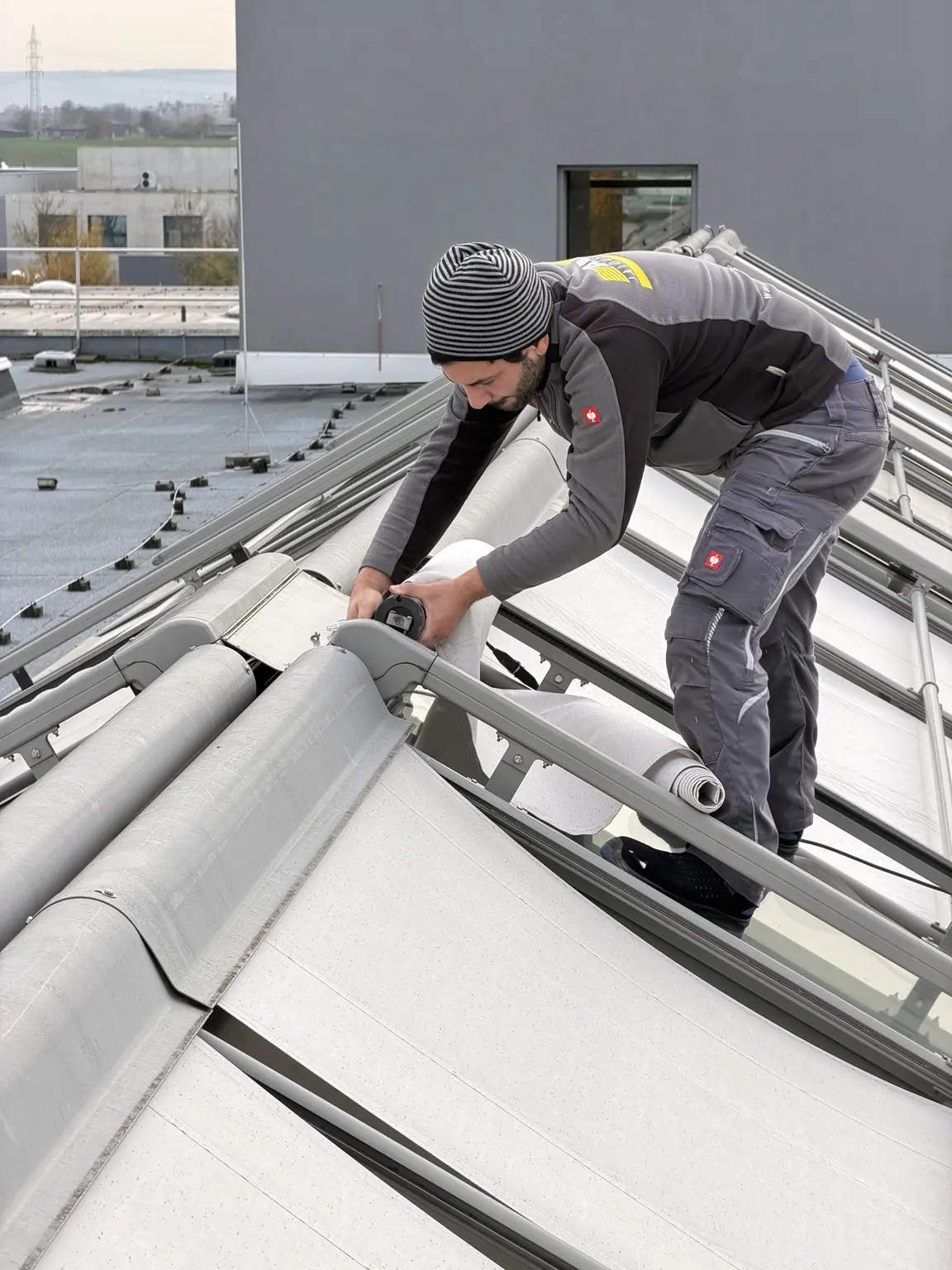 AY-Techniker bei der Instandsetzung einer Markisenanlage