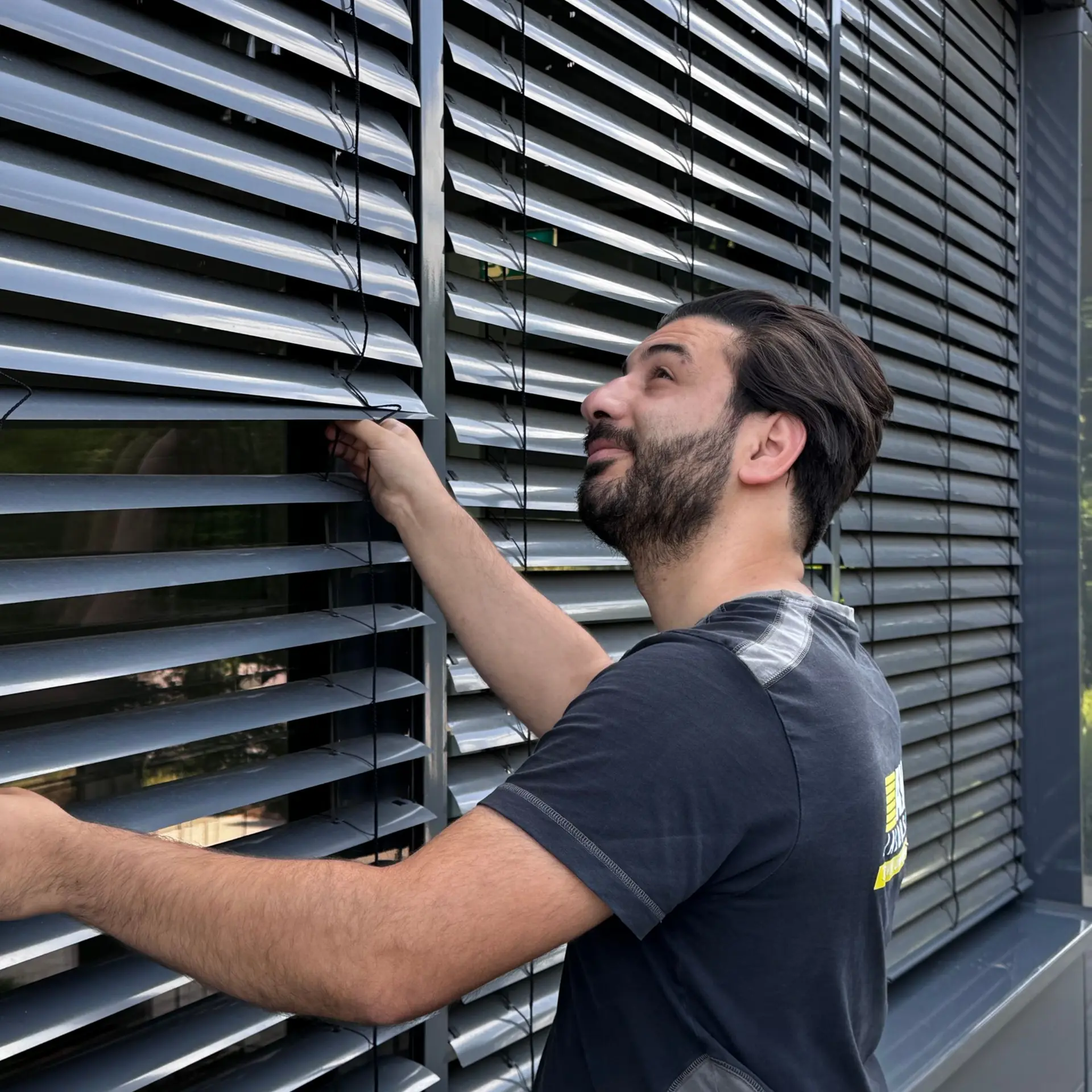 Ersatzteile und Sonnenschutztechnik in der AY-Werkstatt