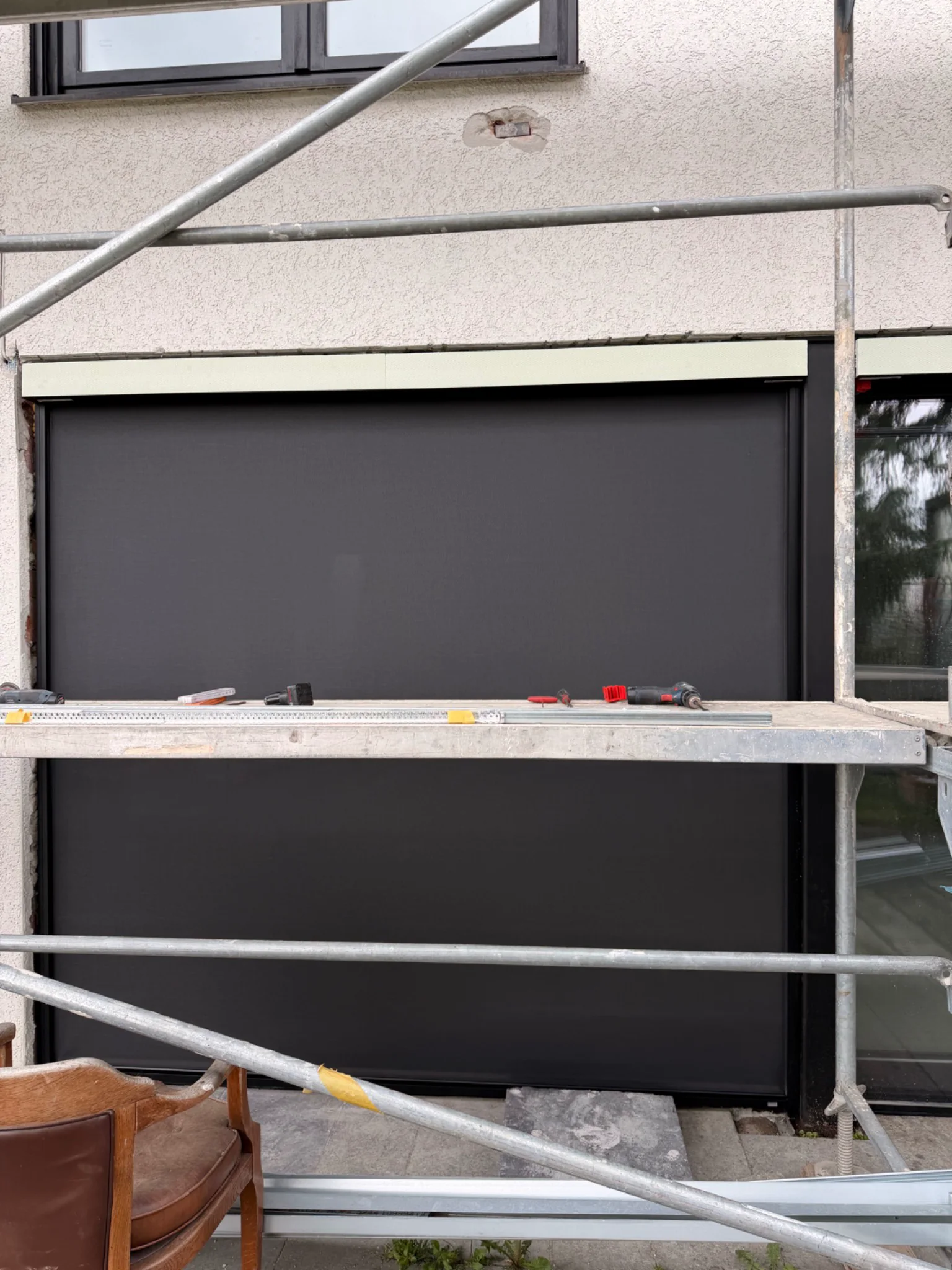 Fertig montierter ZIP-Screen an einer Fassade