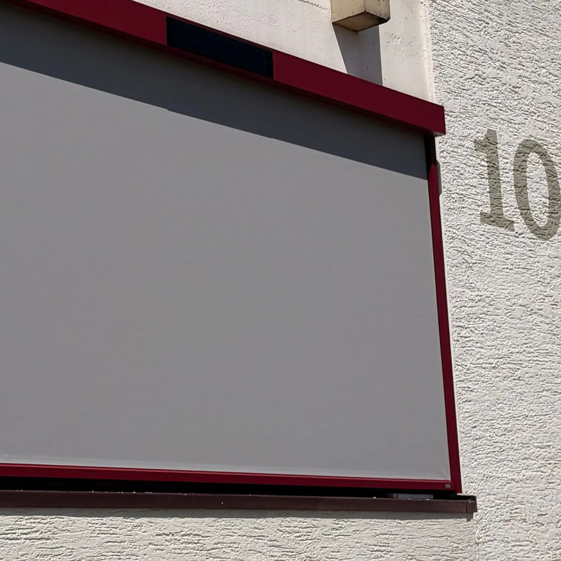 Moderner Sonnenschutz an einer Fassade