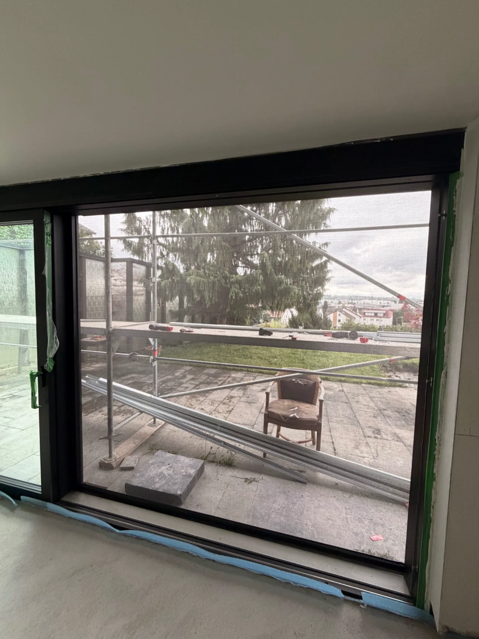ZIP-Screen als Sicht- und Sonnenschutz am Fenster