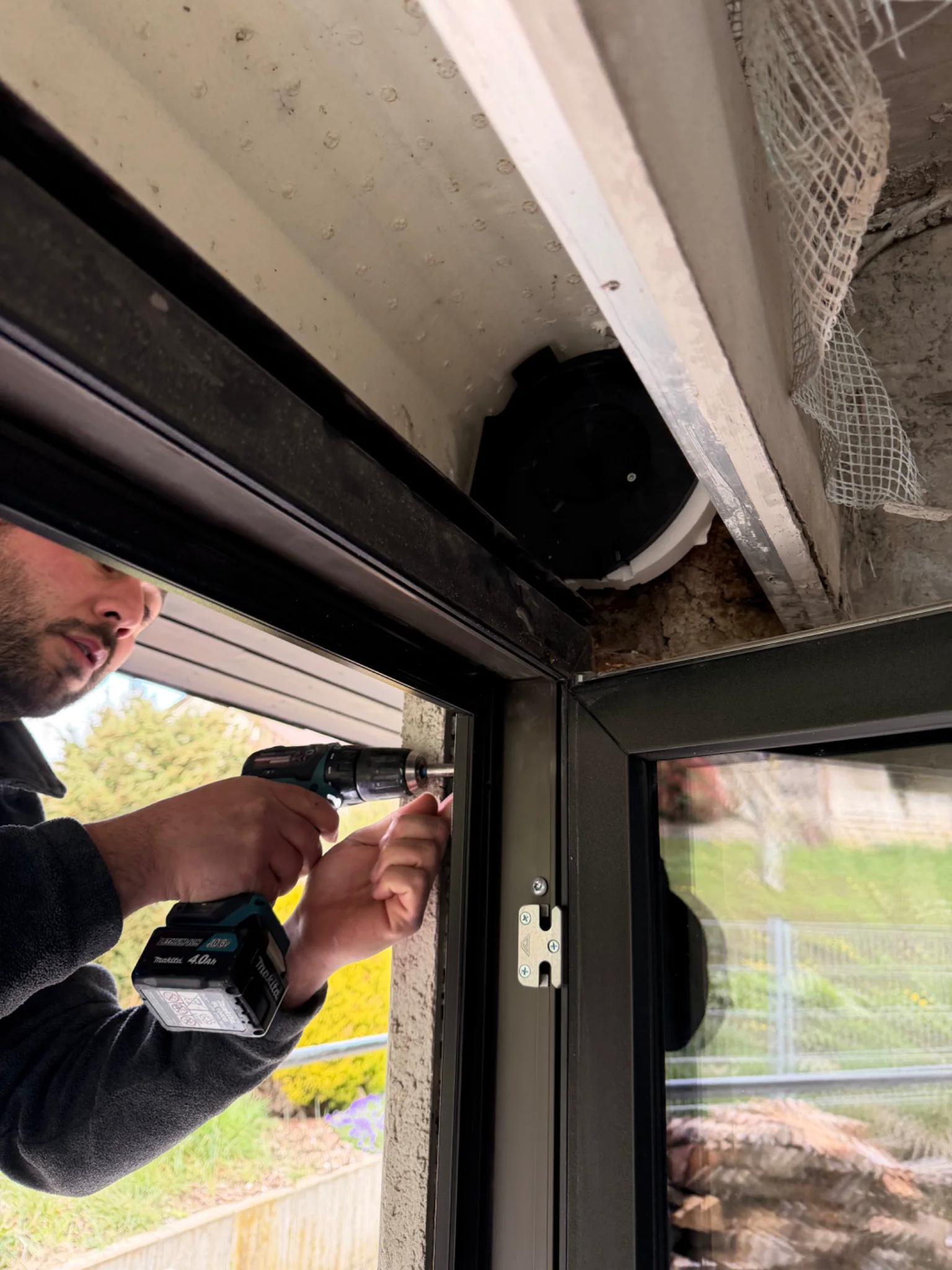 Montage eines ZIP-Screens am Fenster