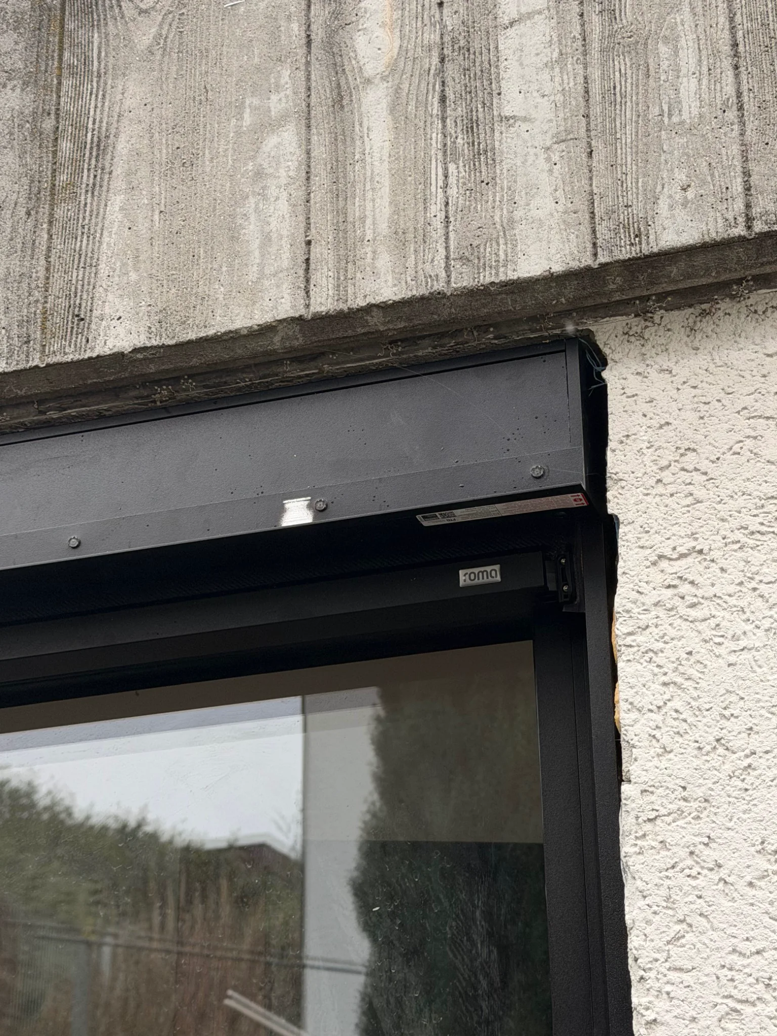 Detailaufnahme eines ZIP-Screens an einem Fenster