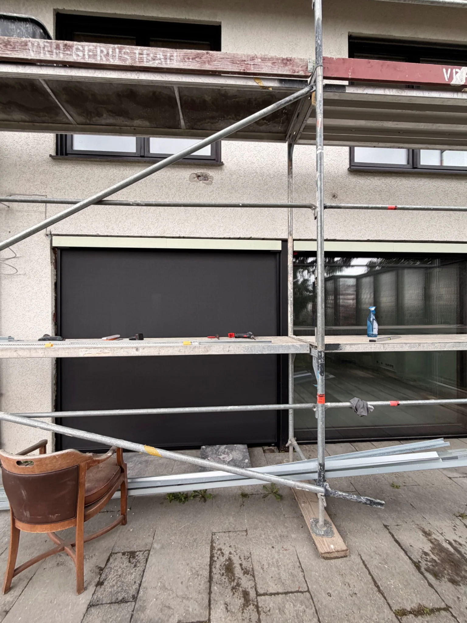 Mehrere fertig montierte ZIP-Screens an einer Terrasse